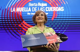 Berta Rojas exhibe el libro-arte y vinilo de "La huella de las cuerdas", su nuevo material que también está disponible en las plataformas digitales.