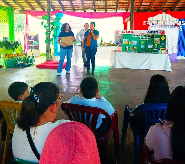 Estudiantes, docentes y padres de familia participan en una presentación sobre conservación del medio ambiente en Yaguarón.