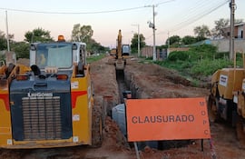 El Consorcio Sanitario Ñeembucú ejecuta las obras en el barrio San Quintín, lo que genera molestias y preocupación entre los vecinos debido al lento avance.
