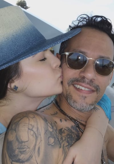 Nadia Ferreira dando un beso a Marc Anthony el día de su cumple número 55.