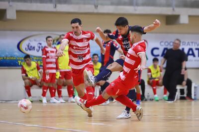 Junior Arana se mete entre dos jugadores de Afemec, en el triunfo de Cerro en la final de ida.