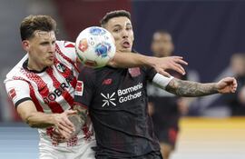 Maximilian Eggestein, del Friburgo (i), disputa el balón con Alex Grimaldo, del Bayer Leverkusen. (EFE).