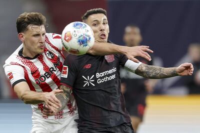 Maximilian Eggestein, del Friburgo (i), disputa el balón con Alex Grimaldo, del Bayer Leverkusen. (EFE).
