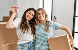 Pareja lesbiana en casa, imagen ilustrativa.