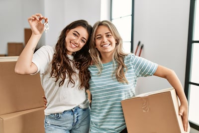 Pareja lesbiana en casa, imagen ilustrativa.