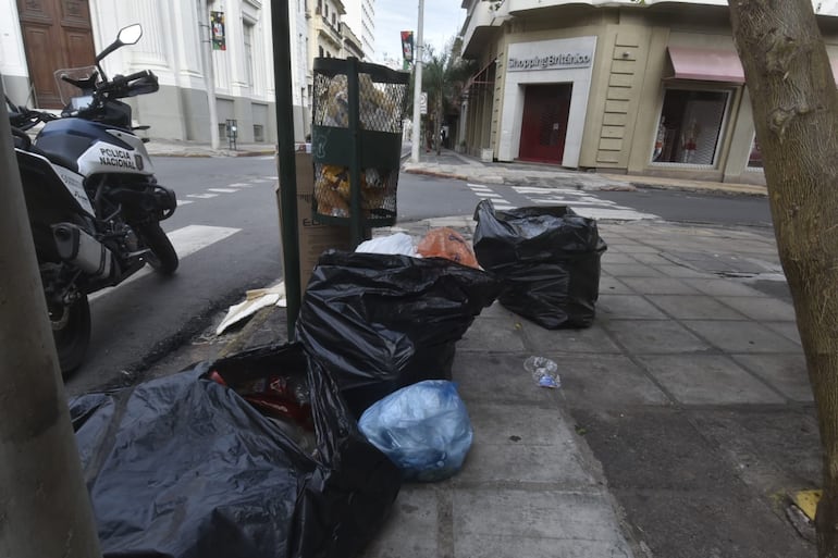 En el microcentro, especialmente sobre la calle Palma, el paisaje estuvo marcado por cajas de cartón, bolsas negras de basura sin recoger