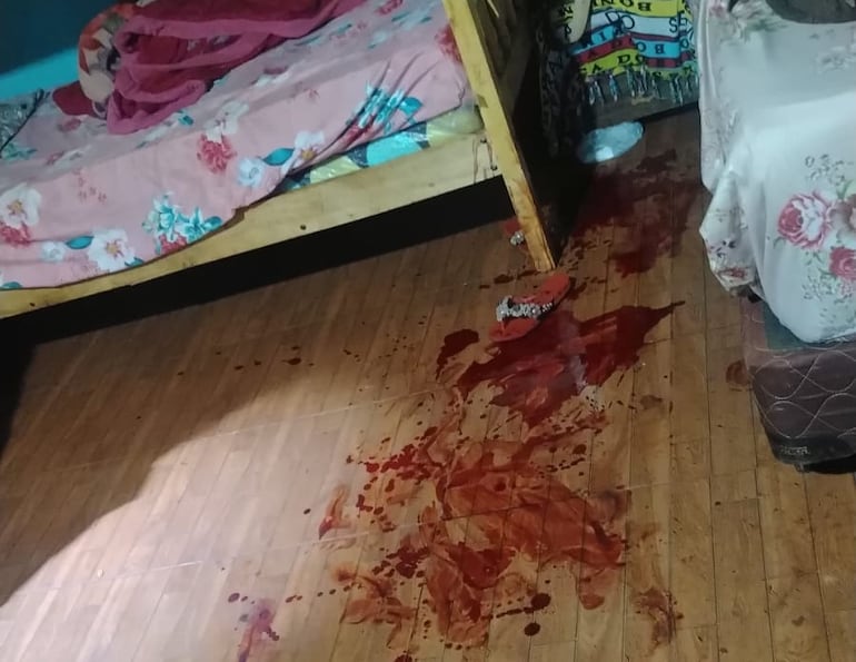 Los intervinientes hallaron rastros de sangre en distintos compartimientos de la vivienda.