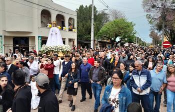 Una multitud participó de la procesión de la imagen de la Virgen María en la localidad de Guarambaré.