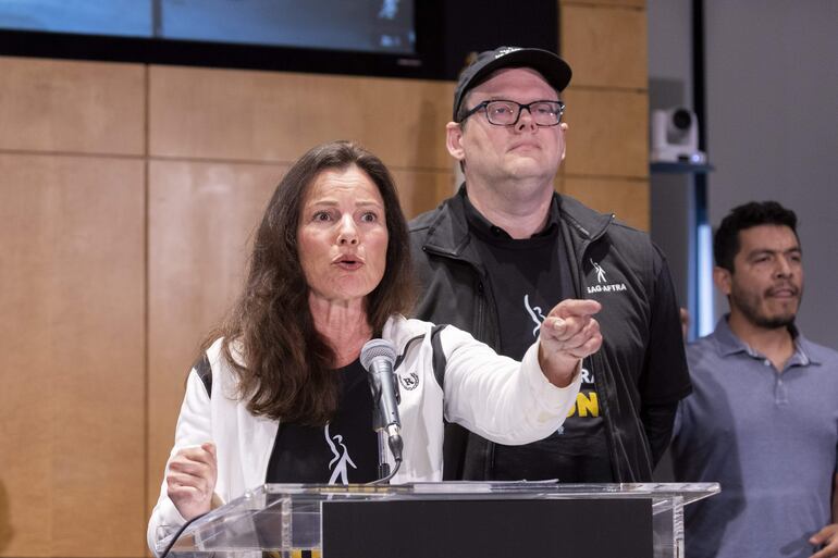 La presidenta del Sindicato de Actores, Fran Drescher, y el negociador Duncan Crabtree-Ireland durante una conferencia de prensa en Los Ángeles, el jueves.
