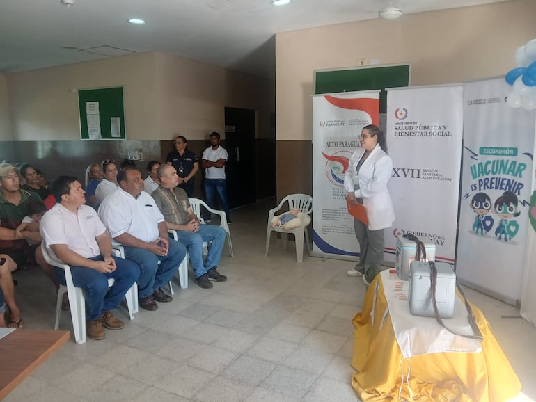 Autoridades departamentales y de la región sanitaria durante el acto de lanzamiento.