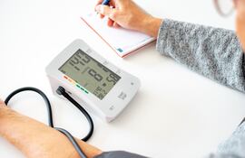 Toma de presión con un tensiómetro digital.