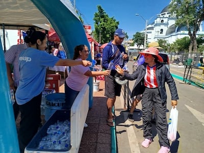 Los peregrinos son asistidos las 24 horas por funcionarios de la Essap, ubicados en distintos puntos para ofrecer hidratación.