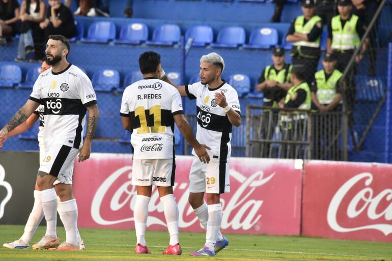 El atacante de Olimpia, Iván Leguizamón junto a Rodney Redes. 