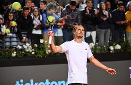 El #2 del ranking ATP, el alemán Alexander Zverev (28 años), celebra la victoria conseguida ayer ante el argentino Camilo Carabelli.