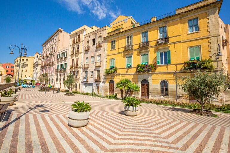 Casas del bastión de la santa cruz en el centro histórico de Cagliari, Cerdeña, Italia.