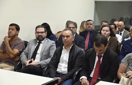 Daniel Montenegro Menesez (de camisa blanca y campera negra), junto a otros acusados y defensores de la causa Pavo Real I, antes del inicio de la audiencia preliminar.