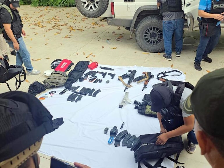 El arsenal incautado de la casa de seguridad, donde estaban la uruguaya Tatiana Marset, dos colombianos y un venezolano.