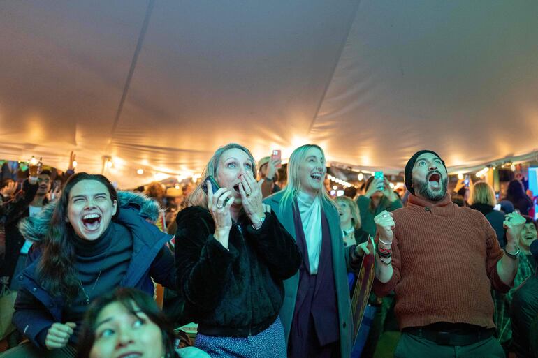Neoyorquinos celebran la victoria de Zohran Mamdani en las elecciones a alcalde de Nueva York. 