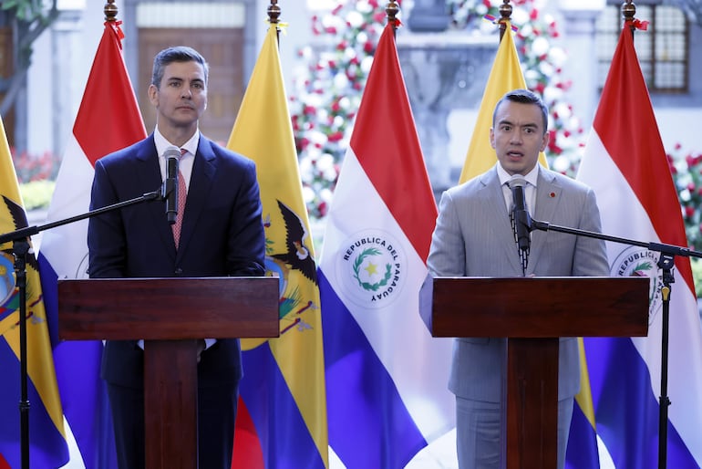 AME4461. QUITO (ECUADOR), 29/07/2026.- El presidente de Ecuador, Daniel Noboa (d), habla en una rueda de prensa junto a su homólogo de Paraguay, Santiago Peña, durante una visita oficial este miércoles, en Quito (Ecuador). EFE/ José Jácome