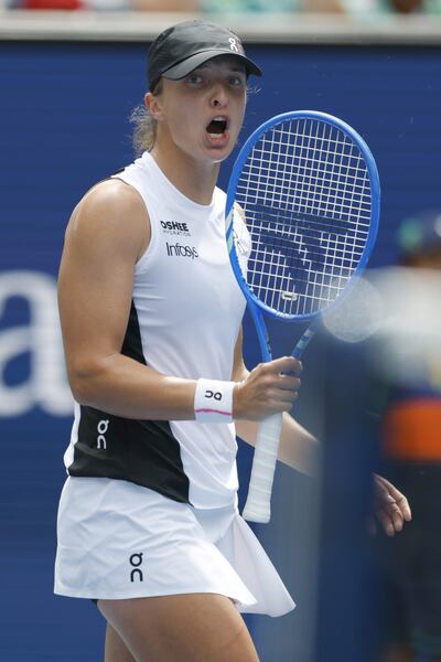 La polaca Iga Swiatek aplastó el lunes a la rusa Ekaterina Alexandrova y se metió en los cuartos de final del Abierto de Estados Unidos.