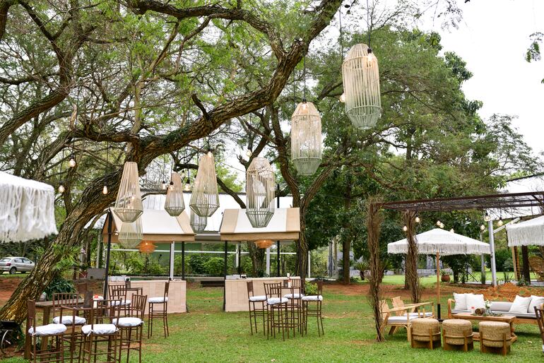 Lámparas colgantes, follajes y otros detalles estilo boho. 