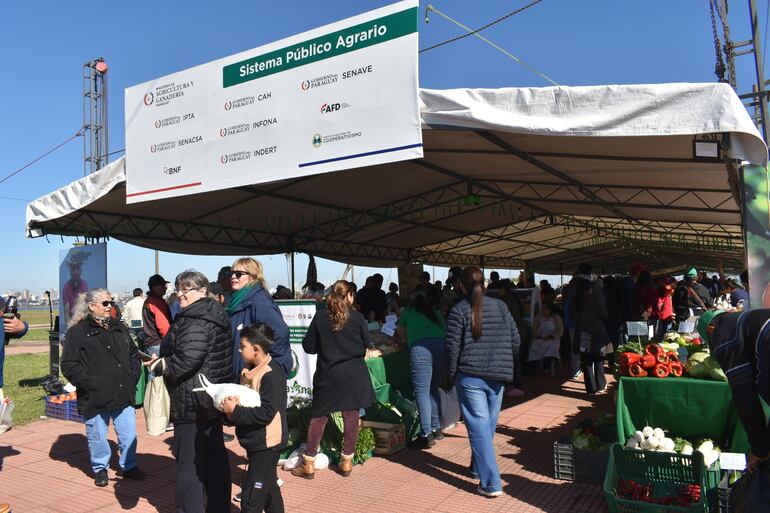 Feria de Agricultura Familiar "Consuma lo que Itapúa Produce"