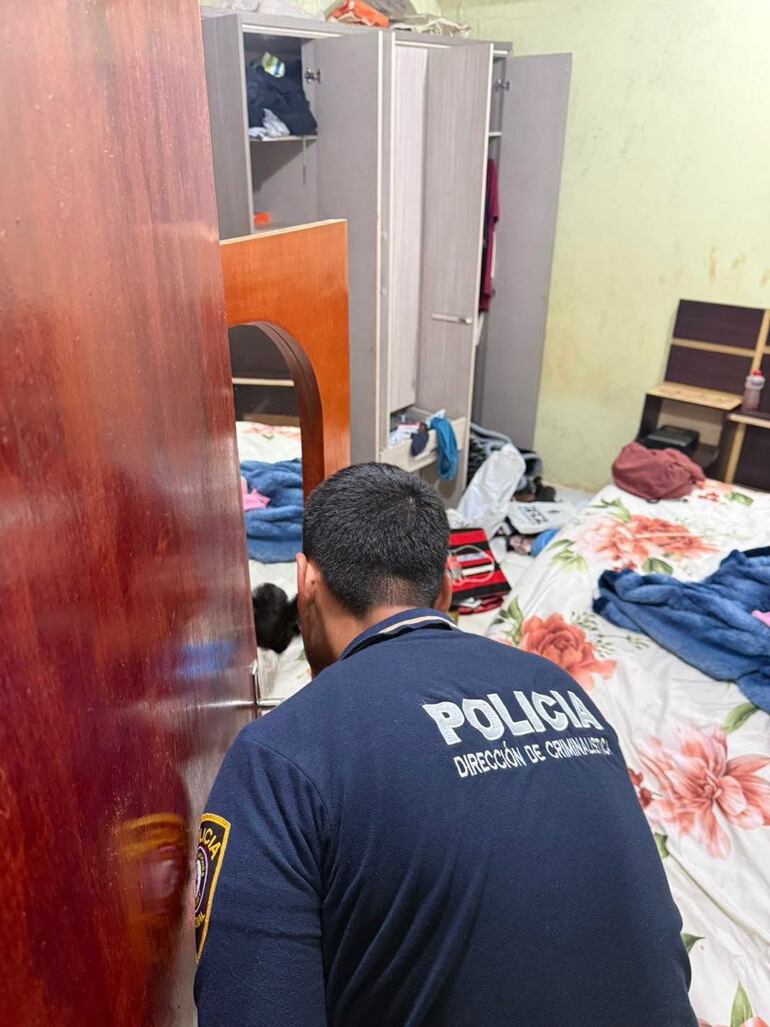 Criminales vestidos de policías asaltaron una casa en Minga Guazú, los intrusos estaban en busca de una parte del dinero que los dueños de casa supuestamente tomaron de un avion siniestrado de Prosegur.   