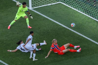 Erling Haaland se estrena como goleador mundialista, convirtiendo el primero para Noruega frente a Irak, por el Grupo I.
FIFA