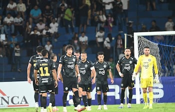 El lamento de los jugadores de Olimpia tras el empate con sabor a poco frente al Sportivo 2 de Mayo, en el estadio Río Parapití, en Pedro Juan Caballero.