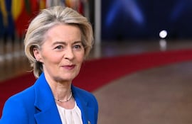 La presidenta de la Comisión Europea, Ursula von der Leyen, observa a su llegada a la reunión del Consejo Europeo en Bruselas.