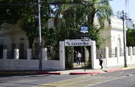 Fachada de la Dirección Nacional de Catastro. La institución otorgó en tiempo récord el fraccionamiento de los lotes A1 y A3 de la Costanera, un día antes de su subasta.