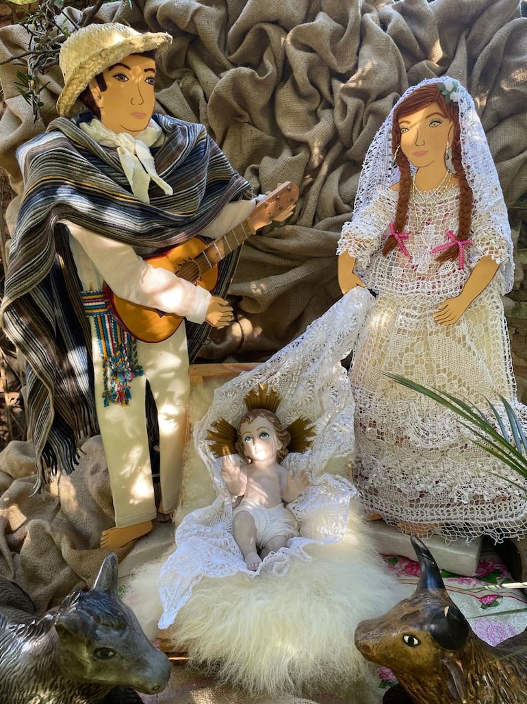 María y José están vestidos con los trajes típicos que caracterizan a nuestro país.