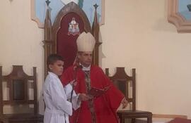 Monseñor Gabriel Escobar durante la misa de confirmación celebrada en la catedral de la Virgen María Auxiliadora del distrito de Fuerte Olimpo.