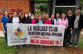 Enfermeras del hospital general de Villa Elisa, comisionadas en el Centro Ciudad Mujer, exigen pago por insalubridad.