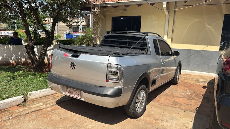 Vehículos involucrados en un accidente de tránsito en el que murió una suboficial de la Policía Nacional. Investigan si la maniobra de la camioneta influyó en el accidente fatal de tránsito.