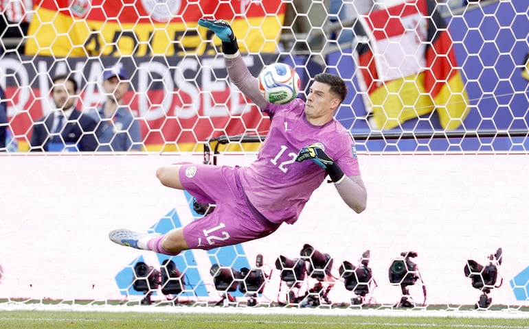 El guardameta paraguayo Orlando Gill detiene el penalti de Kai Havertz de Alemania durante la tanda de penaltis del partido de dieciseisavos de final de la Copa Mundial de la FIFA 2026 entre Alemania y Paraguay, en Boston, EE. UU..