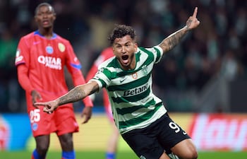 El delantero colombiano del Sporting de Lisboa, Luis Suárez, celebra tras anotar su segundo gol durante el partido de la fase de liga de la UEFA Champions League entre el Sporting CP y el Paris Saint-Germain, en el estadio José Alvalade en Lisboa.
