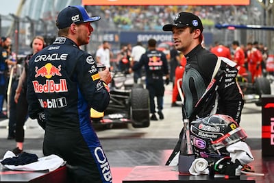 Max Verstappen (izquierda), ganador de la carrera esprint de Singapur, en diálogo con Charles Leclerc.
