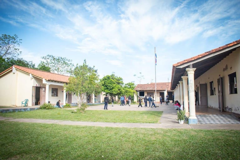 La histórica sede electoral de la Escuela N.º 792 “Ing. Jan L. Hoeckle”, de la compañía Héctor L. Vera, cuyo cambio se pretende realizar por uno de los dos locales propuestos por el presidente de la Junta Cívica de Ybytymí.