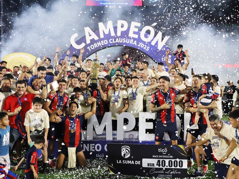 Los jugadores de Cerro Porteño festejan con el trofeo de campeón la conquista del torneo Clausura 2025 de la Primera División de Paraguay en el estadio Defensores del Chaco, en Asunción, Paraguay.