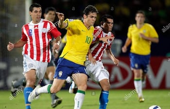 El ex volante paraguayo, Eduardo Ledesma, persigue a la superestrella brasileña, Ricardo Kaká, en una marca conjunta con Osvaldito Martínez.