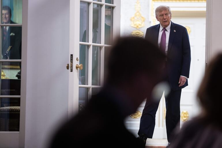 El presidente de EE. UU., Donald Trump, sale de la Oficina Oval para ofrecer una cena a miembros de su administración y del Congreso en el recién renovado Jardín de Rosas de la Casa Blanca en Washington