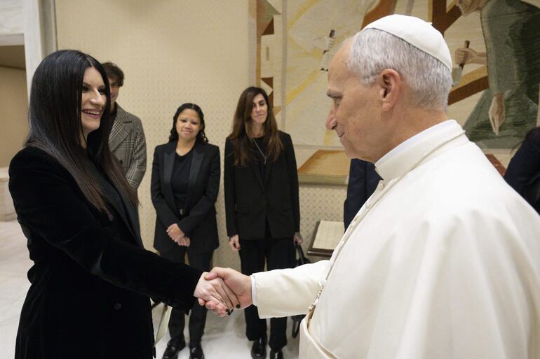 Laura Pausini regaló al papa León XIV "la pieza ‘Fratello sole Sorella luna’ (1972 - Claudio Baglioni) inspirada en el ‘Chantico delle Creature’ de San Francisco de Asís". (EFE/EPA/VATICAN MEDIA)
