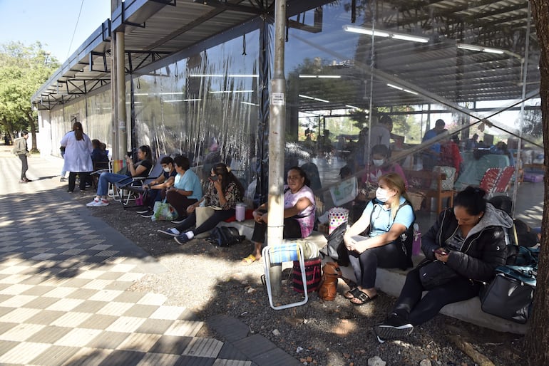 Los familiares de un paciente hospitalizado hacen guardia diaria frente a la sala de urgencias del IPS Central. 