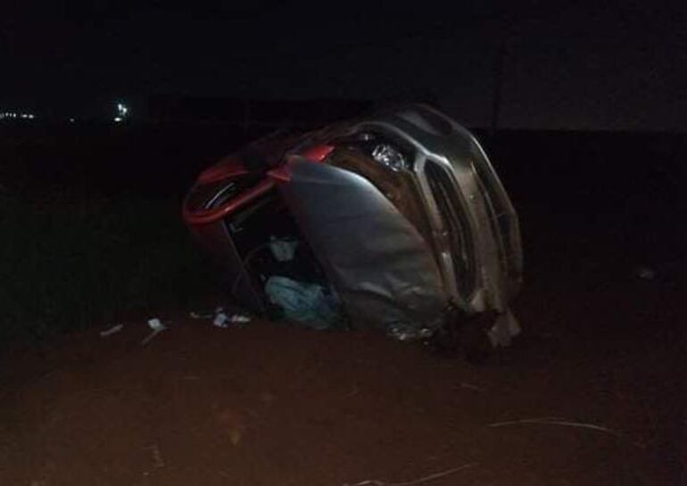 El automóvil volcó a un costado de la ruta y su conductor sufrió lesiones.
