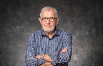 Esta fotografía, tomada el 18 de septiembre de 2024 y difundida el 6 de octubre de 2026, muestra a Francis Halzen, investigador principal de IceCube, profesor de Investigación Vilas y profesor Gregory Breit de la Universidad de Wisconsin-Madison. El físico belga Francis Halzen ganó el Premio Nobel de Física 2026 por su trabajo pionero en el uso del hielo del Polo Sur para detectar partículas procedentes del cosmos distante, lo que permitió obtener información sobre las regiones más remotas del espacio.