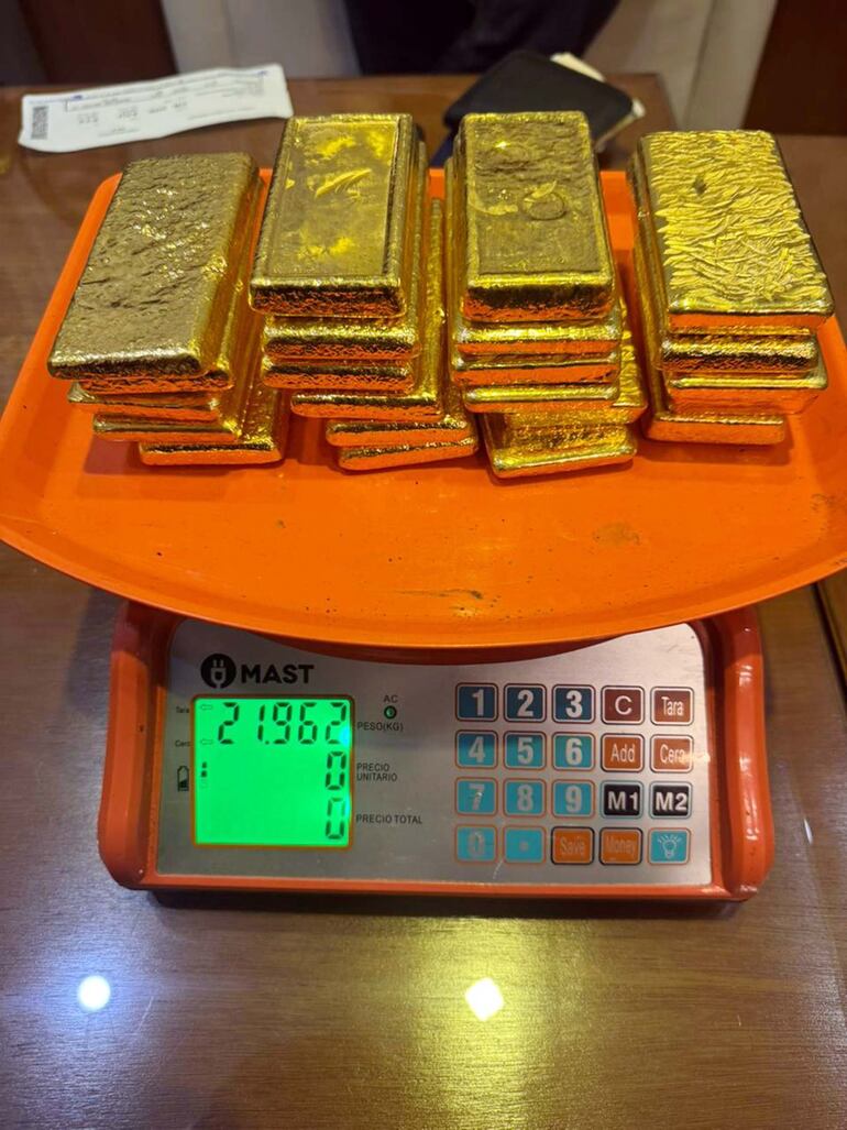 Los 22 lingotes de oro incautados el sábado de madrugada pesaron 21,962 kilogramos.