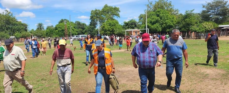 De izquierda a derecha: de quepis negro, Hilario Adorno, la funcionaria de la SEN y el diputado José Domingo Adorno, llegan acompañados por un nativo para la entrega de los kit de víveres en la comunidad Machete Vaina.