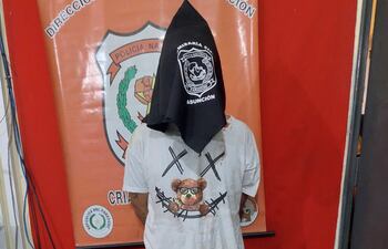 Hombre con antecedentes es capturado tras atacar a policías en Asunción.
