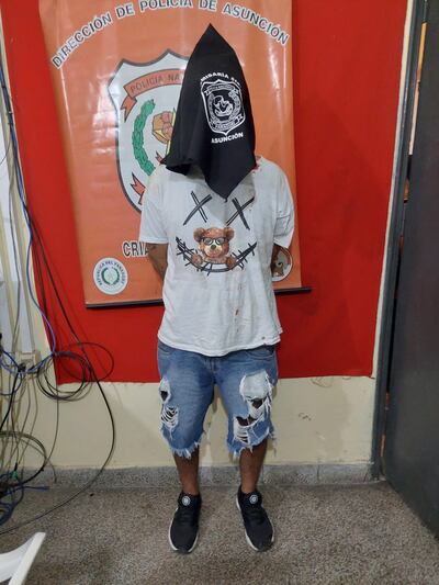 Hombre con antecedentes es capturado tras atacar a policías en Asunción.